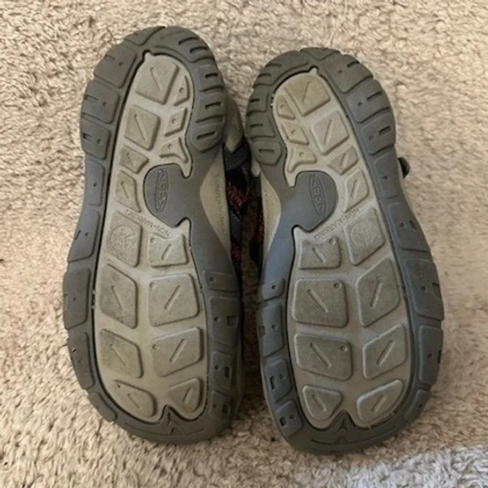 Keen Newport H2 Kids Sport Sandals Grey Black Red Size 4 US 36 EU 1026154